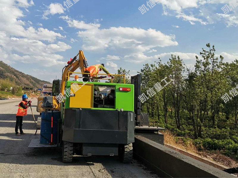 混凝土邊坡滑模成型機(jī)